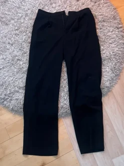 Mustat suorat housut