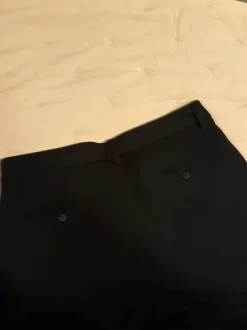 Mustat suorat housut