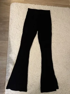 Mustat trumpettihousut