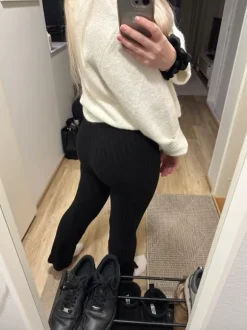 Mustat trumpettihousut