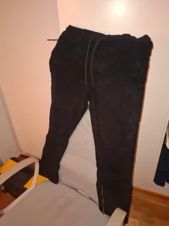 Mustat vakosametti housut.