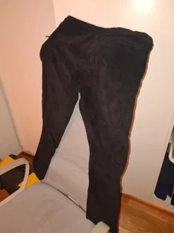 Mustat vakosametti housut.