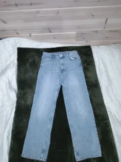 Myynnissä erinomaisessa kunnossa olevat farkut