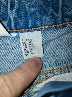 Myynnissä erinomaisessa kunnossa olevat farkut