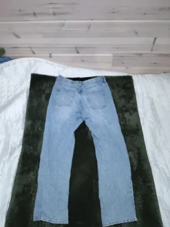 Myynnissä erinomaisessa kunnossa olevat farkut