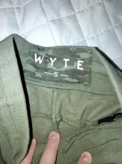 Myynnissä wyte performancen housut