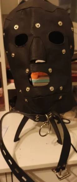 Nahkainen bondage koiramaski kuonokopalla