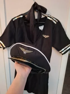 Naisen lentokapteeni naamiaisasu