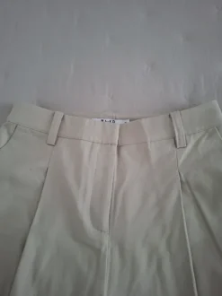 NA-KD uudet suora- ja leveälahkeiset housut