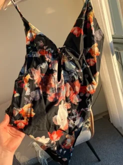 Nellyn kukallinen uimapuku