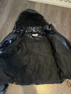 Nellyn musta toppatakki