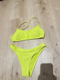 Neonkeltaiset bikinit
