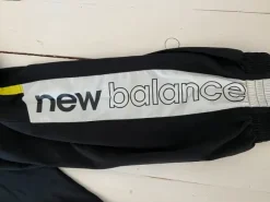 New balance tuulihousut