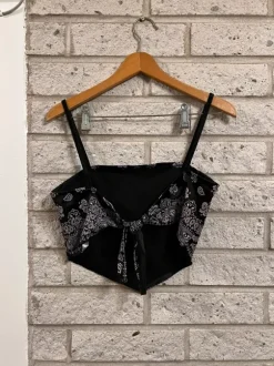 New Yorkerin kuviollinen musta toppi