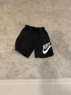 Nike mustat shortsit