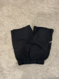 Nike mustat shortsit