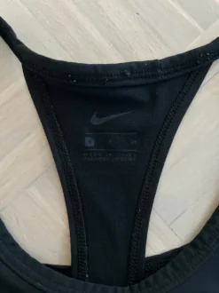 Nike urheilutoppi koko S