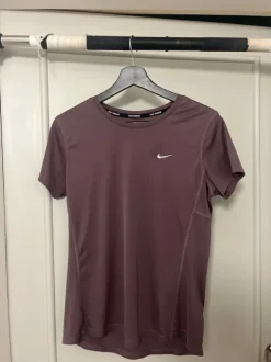 Niken violetti treenipaita