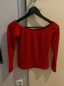 Off shoulder pitkähinanen