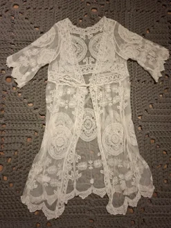 Ohkainen edestä solmittava rantavaate