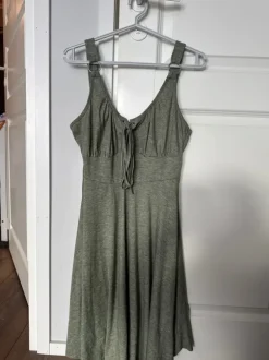 Oliivinvihreä kesämekko