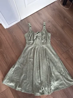 Oliivinvihreä kesämekko