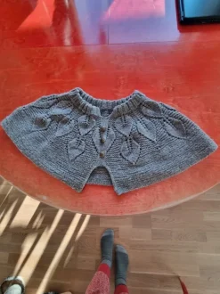 Olkapään lämmintin, käsintehty, erittäin vähän käytetty, M, villaa