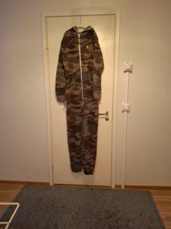 OnePiece maastokuvioinen haalari