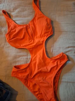Oranssi uimapuku