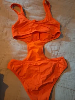 Oranssi uimapuku