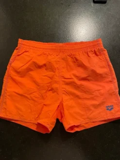 Oranssit uimashortsit