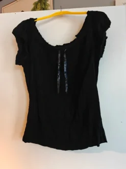 Paita säädettävällä kaula-aukolla