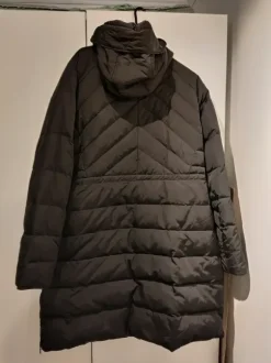 Paksu talvitakki hupulla 40-42