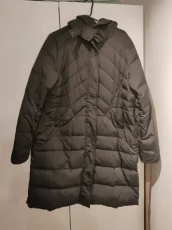 Paksu talvitakki hupulla 40-42