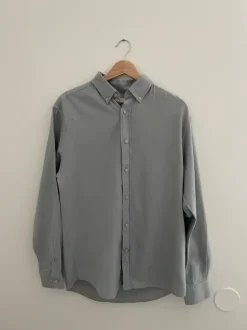 Pehmeä puuvillainen kauluspaita