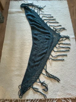 Petroolin värinen huivi