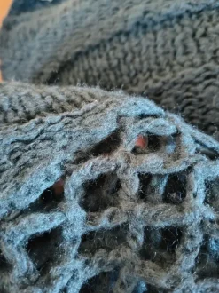 Petroolin värinen huivi