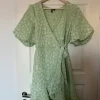 Pieces vihreä kukkamekko