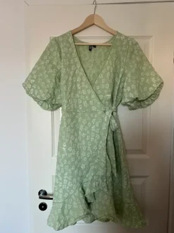 Pieces vihreä kukkamekko