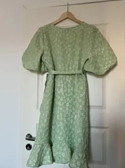 Pieces vihreä kukkamekko