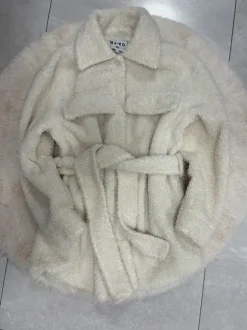 Piękny barankowy płaszczyk