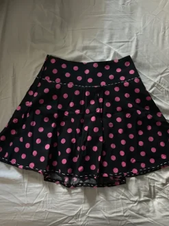 Pilkullinen lyhyt hame