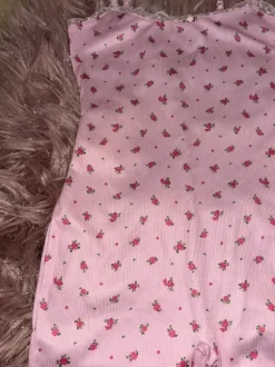 Pinkki shortsiyöpuku