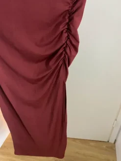 Pitkä hame halkiolla