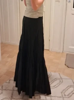 Pitkä leveähelmainen hame koko 38