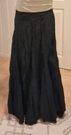 Pitkä leveähelmainen hame koko 38