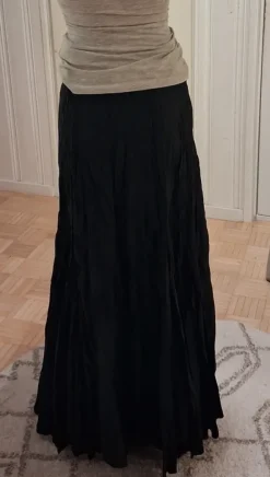 Pitkä leveähelmainen hame koko 38