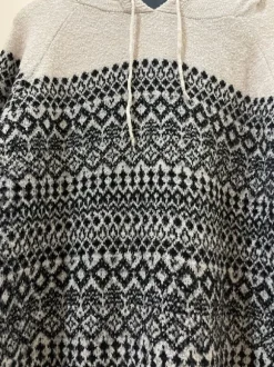 Pitkä neulemekko hupulla