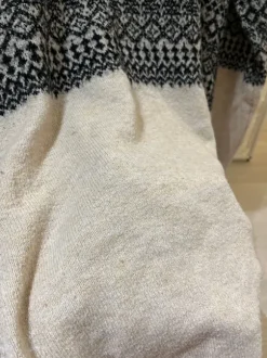 Pitkä neulemekko hupulla