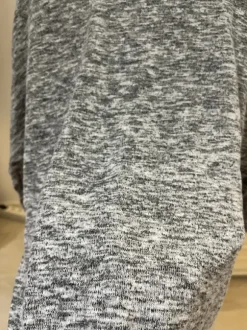 Pitkähihainen avonaisilla olkapäillä